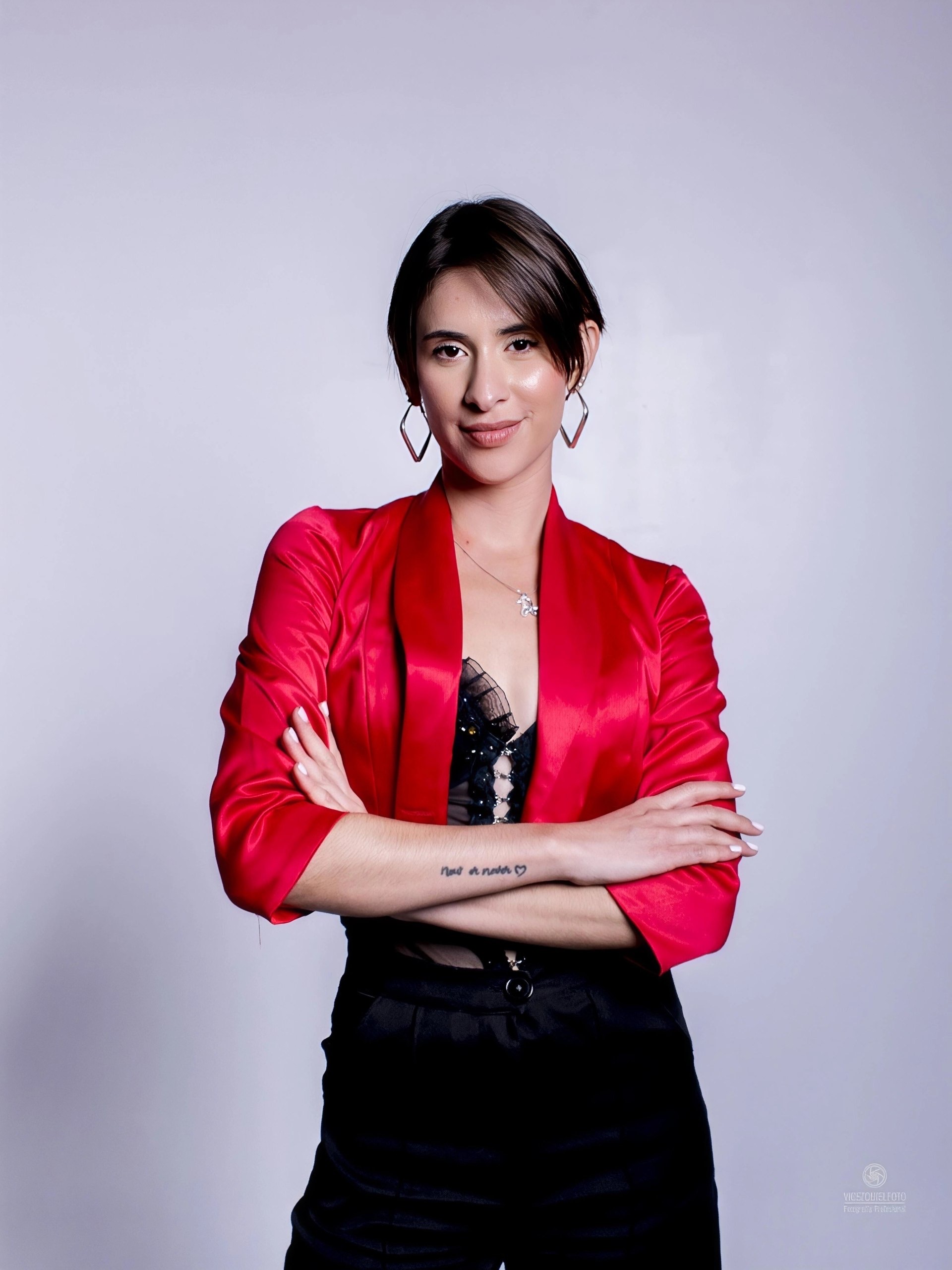 Egleidys López “Egle” con blazer rojo